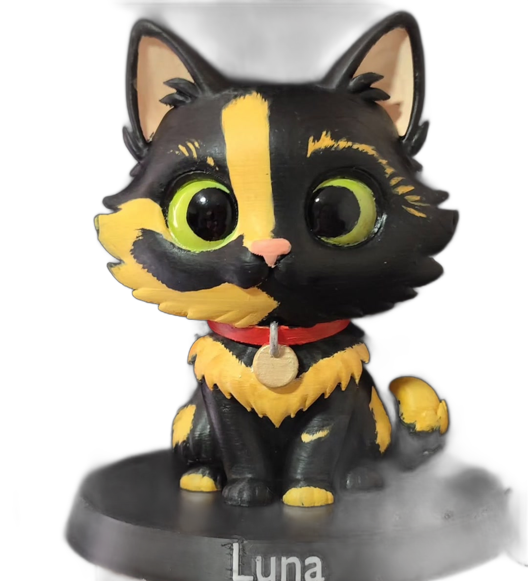 Figura de Luna, gata negra con manchas amarillas y ojos verdes, sobre su base con nombre.